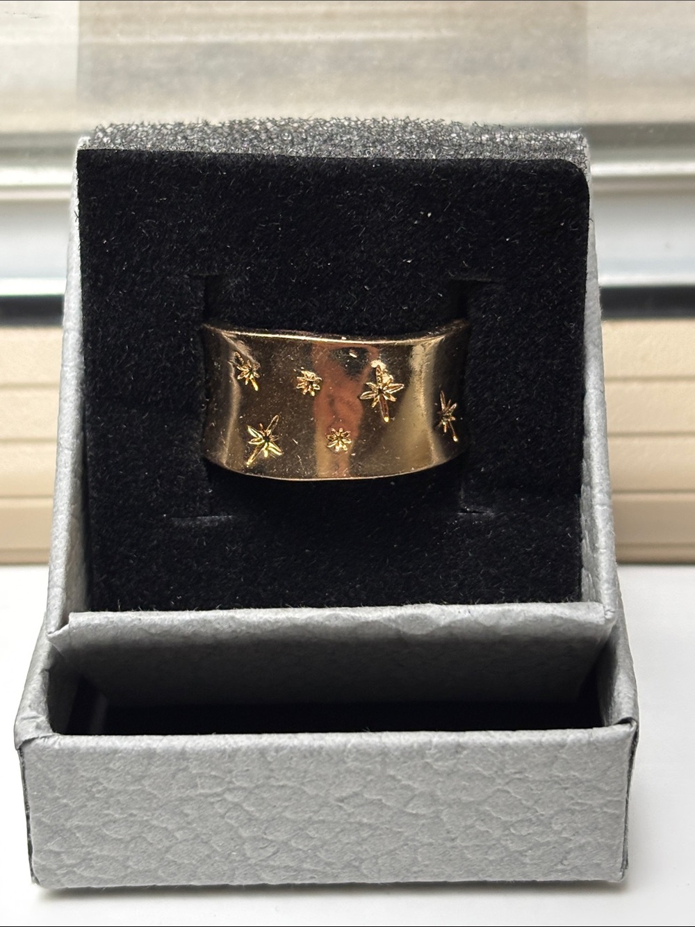 🟥Brand New Gold-Tone Wide Band Men’s/Women's Ring Elegant Starburst Accent